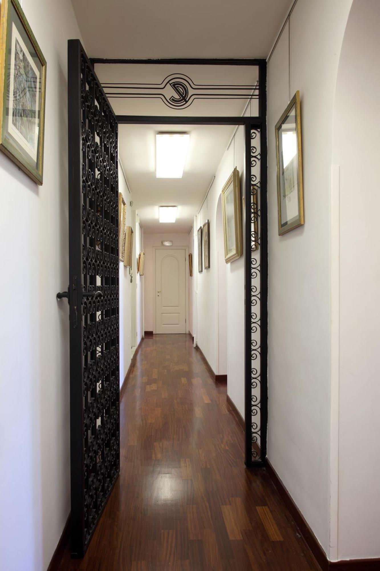 Art Gallery Apartment *