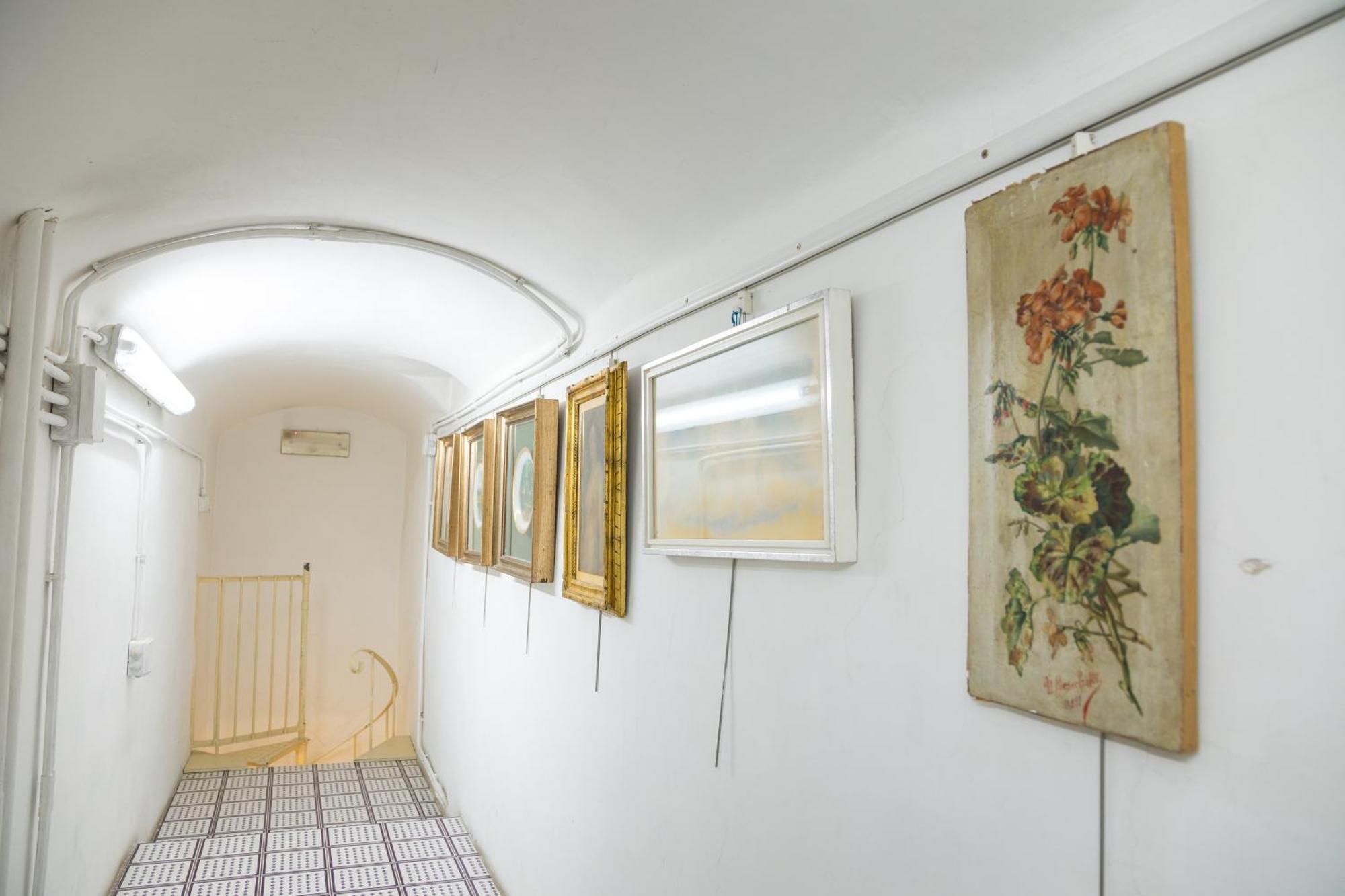 Art Gallery *