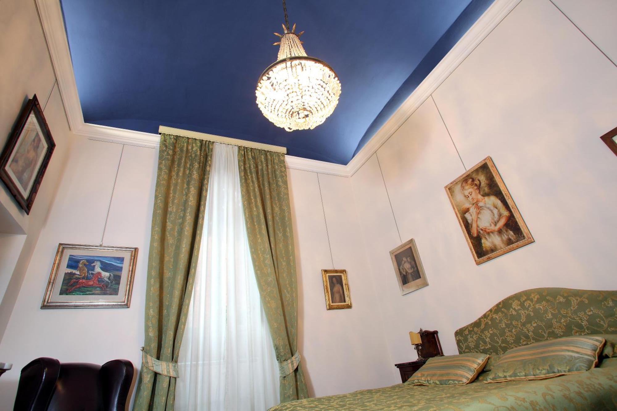 Art Gallery Apartment *