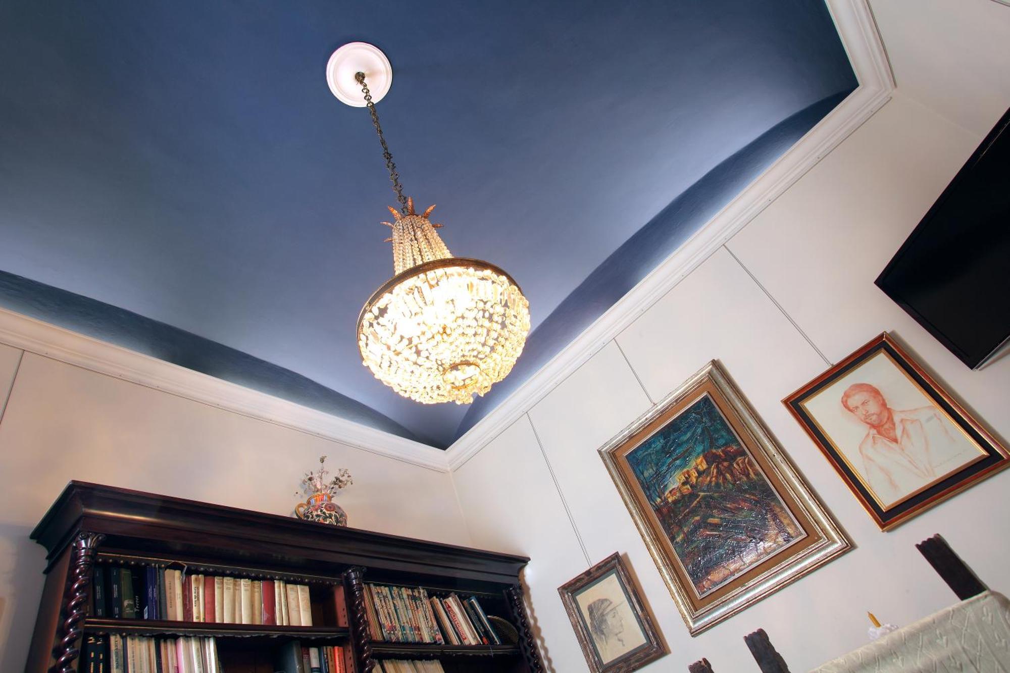 Art Gallery Apartment *